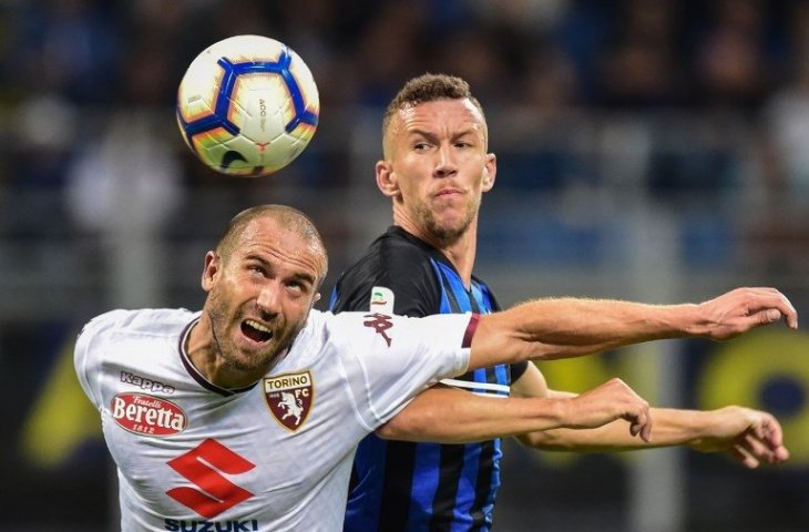 Gonzalo Rodriguez saat berduel dengan Ivan Perisic. (Miguel Medina/AFP).