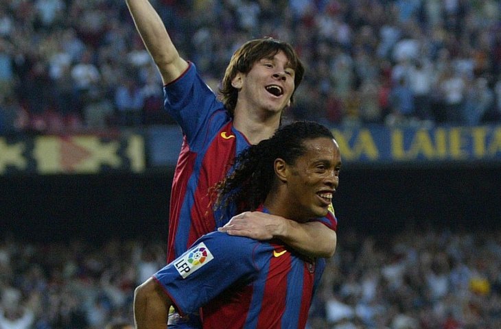 Pemain Barcelona Lionel Messi digendong Ronaldinho saat merayakan gol melawan Albacete di Stadion Camp Nou 01 May 2005. (AFP)