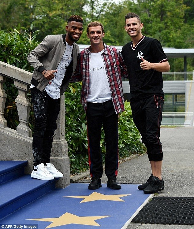 Gaya Thomas Lemar, Antoine Greizmann, dan Lucas Hernandez saat tiba di Clairefontaine (Dok. Daily Mail)