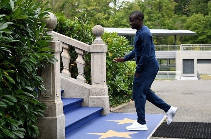 Gaya N' Kante saat tiba di Clairefontaine (Dok. Daily Mail)