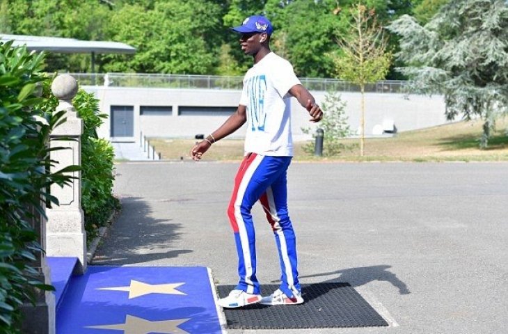 Gaya Paul Pogba saat tiba di Clairefontaine (Dok. Daily Mail)