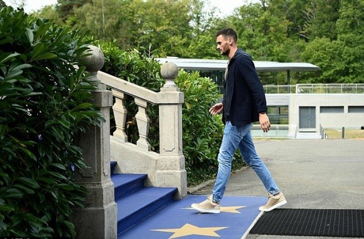 Gaya Hugo Lloris saat tiba di Clairefontaine (Dok. Daily Mail)