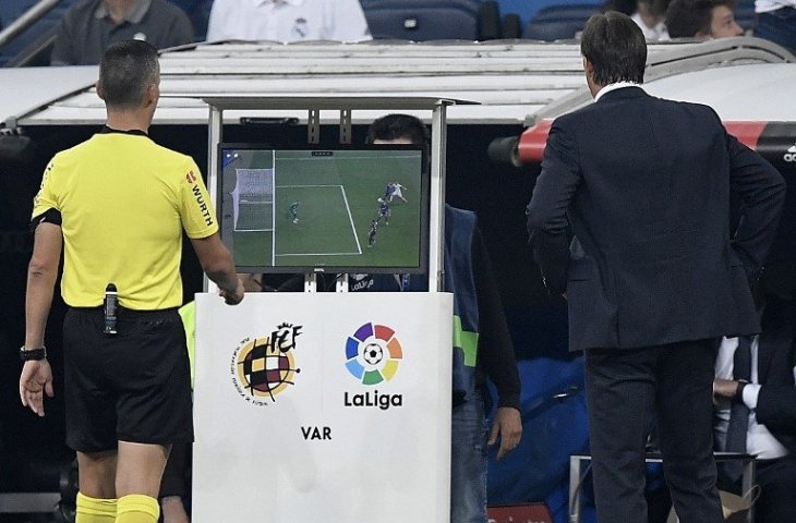 Penggunaan VAR di La Liga Spanyol (Gabriel Bouys/AFP)