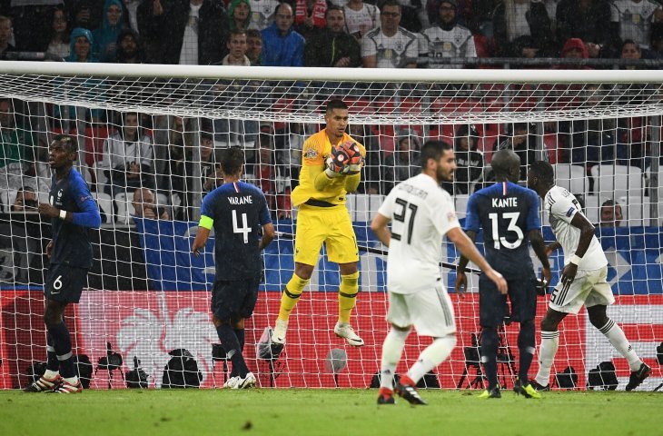 Aksi Alphonse Areola menyelamatkan gawang timnas Prancis saat melawan Jerman di UEFA Nations League (AFP)