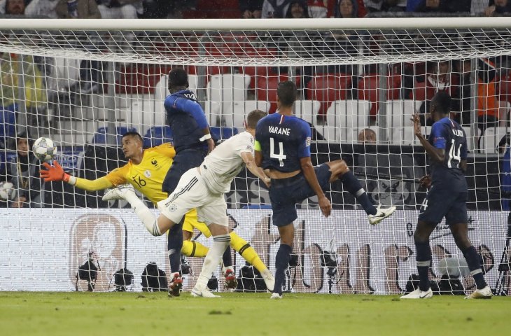 Aksi Alphonse Areola menyelamatkan gawang timnas Prancis saat melawan Jerman di UEFA Nations League (AFP)