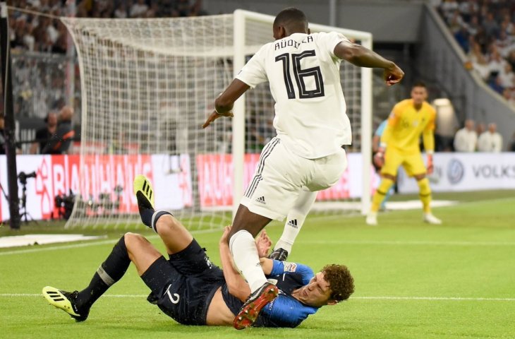 Pemain timnas Prancis, Benjamin Pavard kesakitan usai lehernya diinjak pemain Jerman, Antonio Rudiger (Squawka)