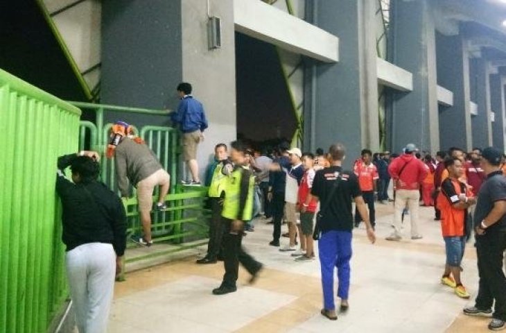 Jakmania tidak diperbolehkan keluar Stadion Patriot, Bekasi, Kamis (6/9/2018) [Suara.com/Adie Prasetyo]