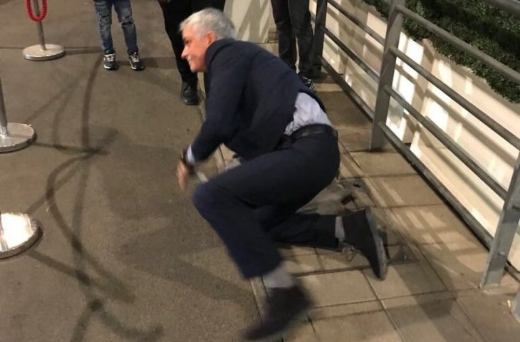 Pelatih Manchester United Jose Mourinho terjatuh saat ingin pulang dari Stadion Wembley usai menyaksikan laga Inggris vs Spanyo (twitter)