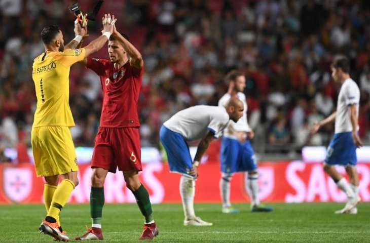 Rui Patricio (kiri) dan Ruben Neves (kanan) saat merayakan kemenangan atas Italia di UEFA Nations League (Francisco Leong/AFP)