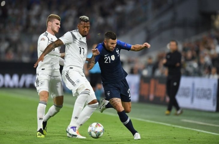 Jerome Boateng menghentikan bek Pranacis, Lucas Hernandez saat berhadapan di UEFA Nations League (Christof Stache/AFP)