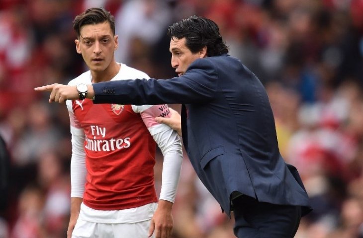 Pelatih Unai Emery memberikan instruksi kepada Mesut Ozil saat Arsenal berhadapan dengan Manchester City pada 12 Agustus 2018 (Glyn Kirk/AFP)