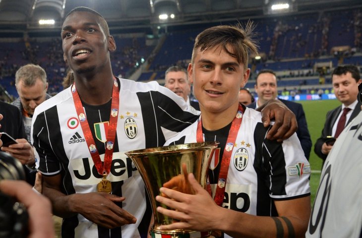 Pemain Juventus, Paulo Dybala dan Paul Pogba merayakan gelar juara Copa Italia pada 2016 (AFP)