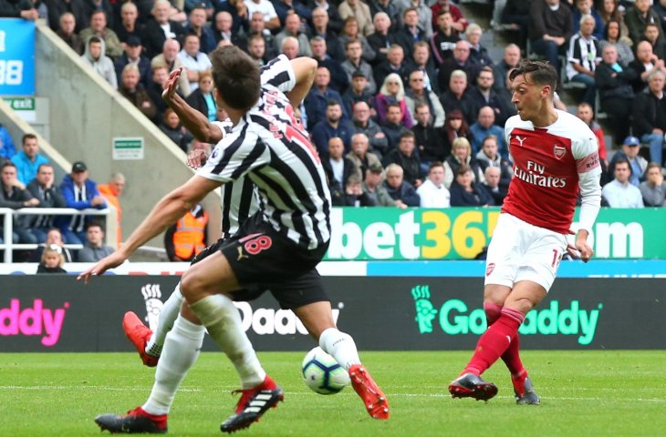 Aksi Mesut Ozil saat melawan Newcastle United (@premierleague/Twitter)