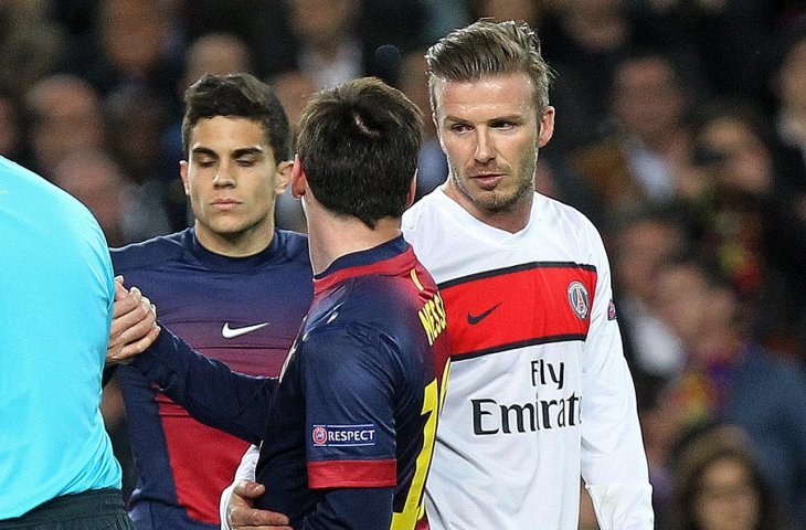 Pemain Barcelona, Lionel Messi berbincang dengan Pemain Paris Saint Germain, David Beckham saat perempat final Liga Champions di Stadion Camp Nou (AFP)