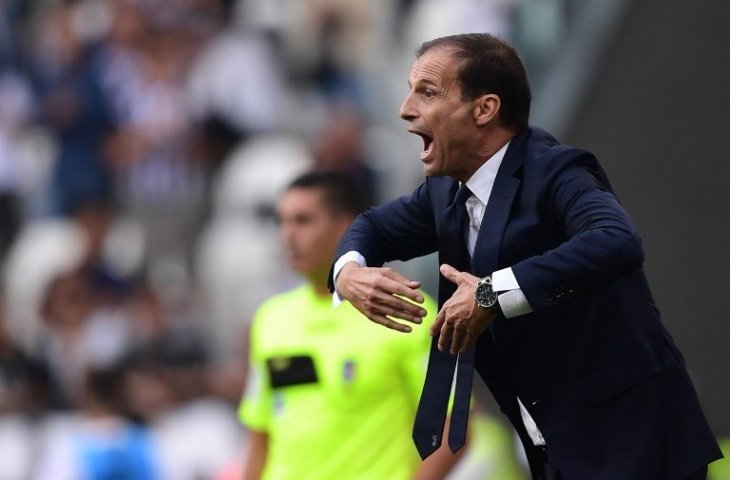 Pelatih Juventus, Massimiliano Allegri memberikan instruksi kepada pemainnya ketika melawan Sassuolo pada 16 September 2018 (Miguel Medina/AFP)