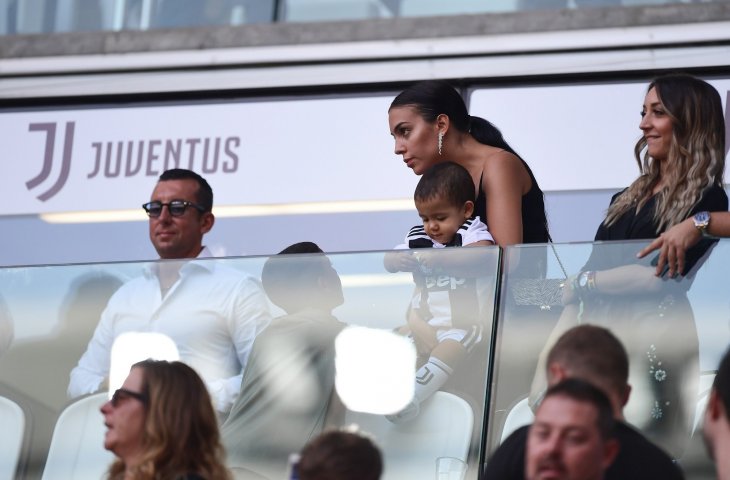 Pacar Cristiano Ronaldo, Georgina Rodriguez saat menyaksikan laga Juventus vs Sassuolo di Alianz Stadium, Turin (AFP)