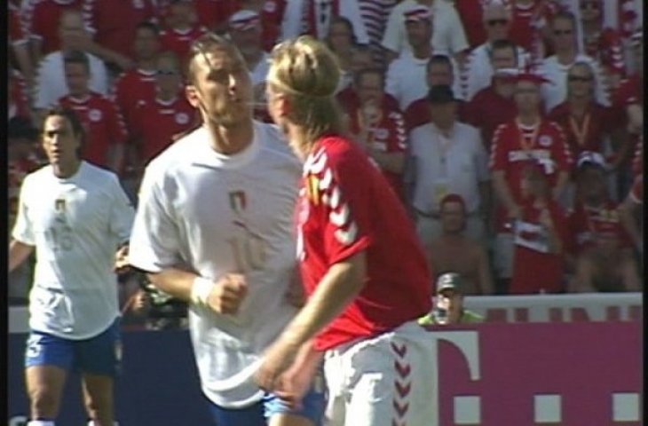 Totti ludahi Poulsen. (Dok. Football.co.uk).