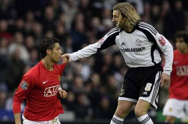 Ronaldo ludahi Robbie Savage. (Dok. Telegraph).