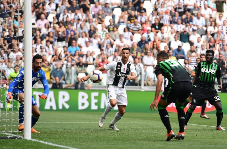 Pemain Juventus, Cristiano Ronaldo melihat bola liar sebelum mencetak gol ke gawang Sassuolo (AFP)