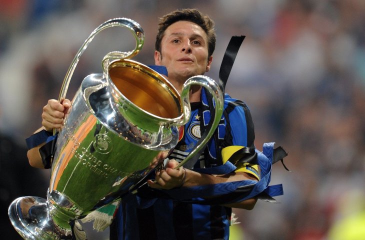 Kapten Inter Milan, Javier Zanetti mengangkat Piala Liga Champions 2010/2011 usai mengalahkan Bayern Munchen di Final (AFP)