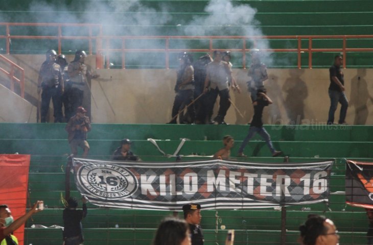 Kerusuhan saat laga Persija vs PSIS Semarang di Stadion Sultan Agung, Bantul, Selasa (18/9/2018) (BOLATIMES/STEPHANUS ARANDITIO)