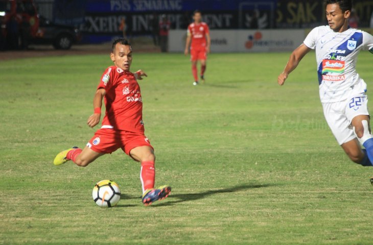 Pemain Persija Jakarta, Riko Simanjuntak saat melawan PSIS Semarang (BOLATIMES/STEPHANUS ARANDITIO)