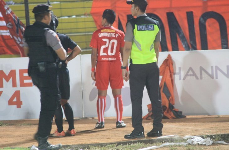 Pemain Persija Jakarta, Bambang Pamungkas berusaha menenangkan kerusuhan saat laga Persija vs PSIS Semarang di Stadion Sultan Agung, Bantul, Selasa (18/9/2018) (BOLATIMES/STEPHANUS ARANDITIO)