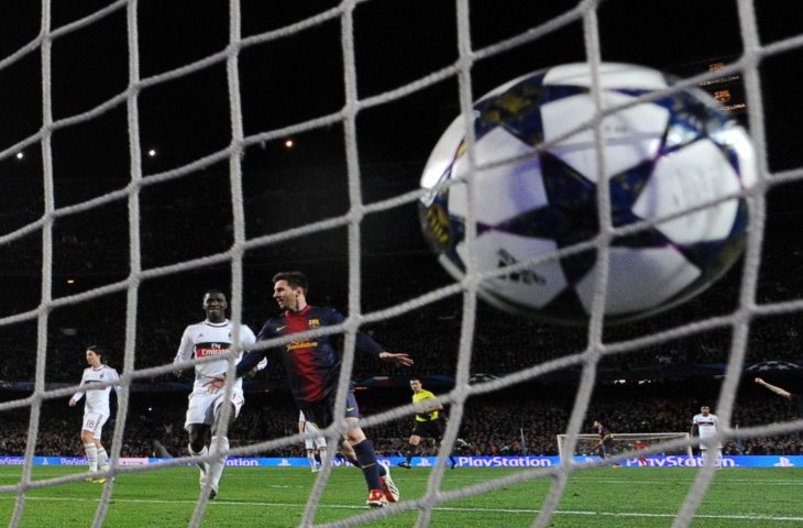 Lionel Messi mencetak gol ke gawang AC Milan pada Liga Champions 2013 (AFP)