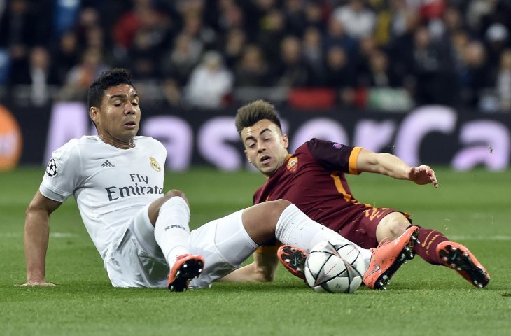 Pemain Real Madrid, Casemiro dan Pemain AS Roma, Stephan El Shaarawy (AFP)