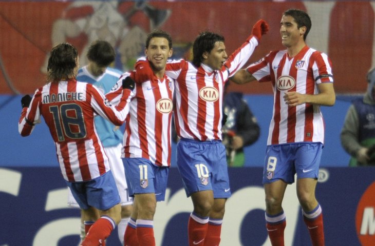 Pemain, Atletico Madrid (kiri-kanan) Maniche, Maxi, Sergio Aguero, dan Raul Garcia merayakan gol ke gawang PSV Eindhoven 2008. (AFP)