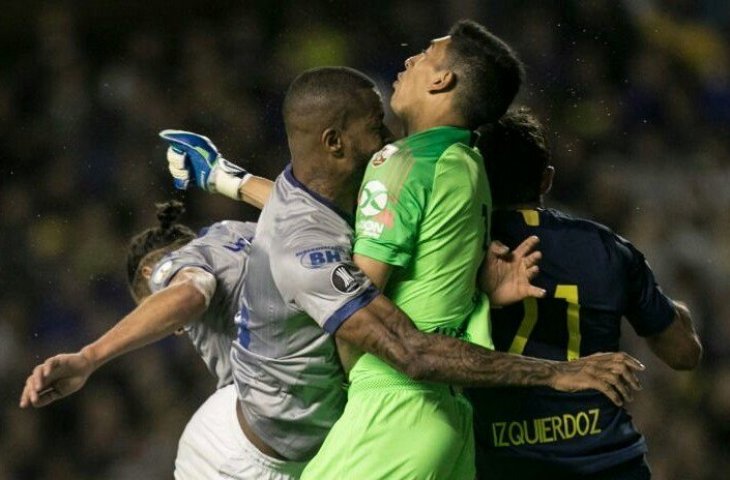 Kiper Boca Juniors, Esteban Andrada bertabrakan dengan pemain Cruzeiro, Dede di pertandingan perempat final Copa Libertadores 2018 (AFP)