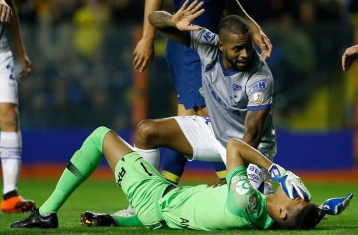 Kiper Boca Juniors, Esteban Andrada terjatuh usai bertabrakan dengan pemain Cruzeiro, Dede di pertandingan perempat final Copa Libertadores 2018 (AFP)