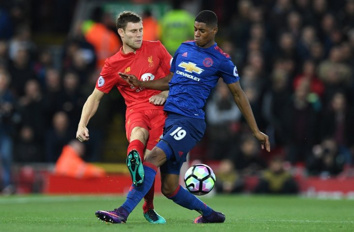 Pemain Manchester United, Marcus Rashford (kanan) menghadang pemain Liverpool, James Milner saat pertandingan Liga Primer Inggris di Stadion Anfield, Liverpool (17/10/2016) (AFP) 