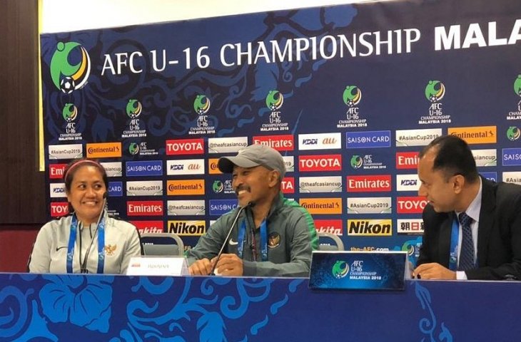 Pelatih Timnas Indonesia U-16, Fakhri Husaini tersenyum di ruang jumpa pers usai mengalahkan Iran U-16 di Stadion Nasional Bukit Jalil, Kuala Lumpur, Malaysia, Jumat (21/9/2018) (Labbola)