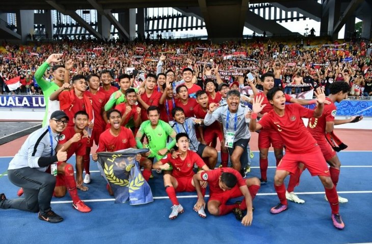 Para pemain Timnas Indonesia U-16 dan jejeran staf merayakan kemenangan melawan Iran (Sumber: PSSI)