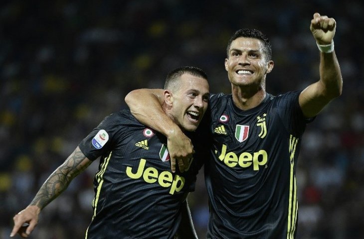 Cristiano Ronaldo dan Federico Bernardeschi merayakan gol ke gawang Frosinone pada 23 September 2018 (Filippo Monteforte/AFP)