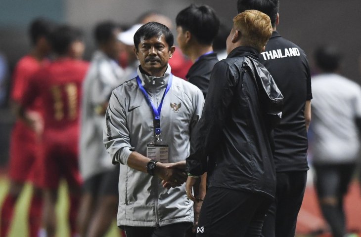 Pelatih Timnas Indonesia U-19 Indra Sjafri (kiri) menyalami official Timnas Thailand U-19 seusai pertandingan PSSI 88th U19 International Tournament di Stadion Pakansari, Cibinong, Bogor, Jawa Barat, Minggu (23/9). Pertandingan tersebut berakhir imbang dengan skor 2-2. (ANTARA FOTO/Hafidz Mubarak A)