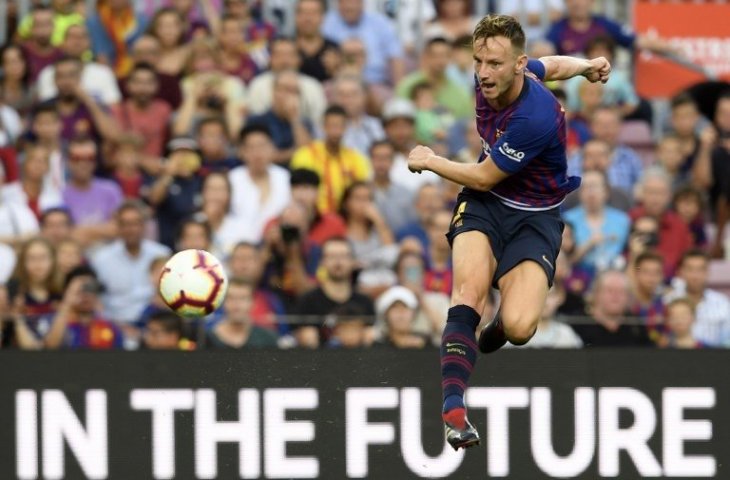 Tendangan Ivan Rakitic saat membobol gawang SD Huesca pada 2 September 2018 (Lluis Gene/AFP)