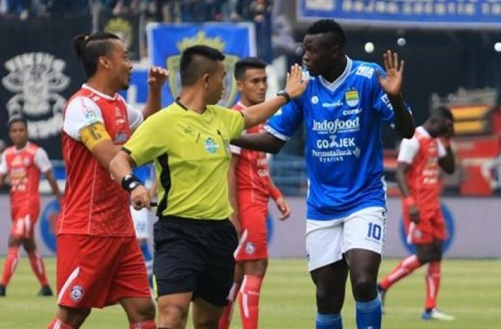 Pemain Persib Bandung, Ezechiel N'Duassel, dan Arema FC, Hamka Hamzah memprotes wasit saat melawan Arema FC (liga-indonesia.id)