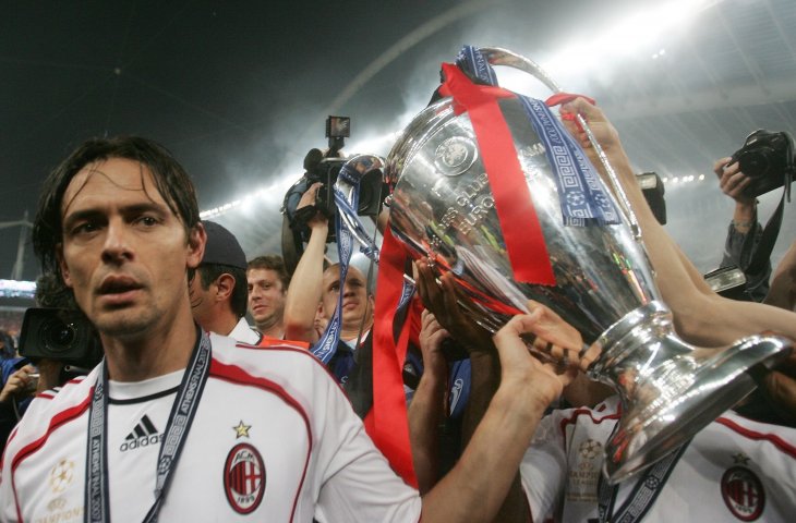 Pemain AC Milan, Filippo Inzaghi mengangkat trofi Liga Champions usai mengalahkan Liverpool pada Final Liga Champions 2007 (AFP)