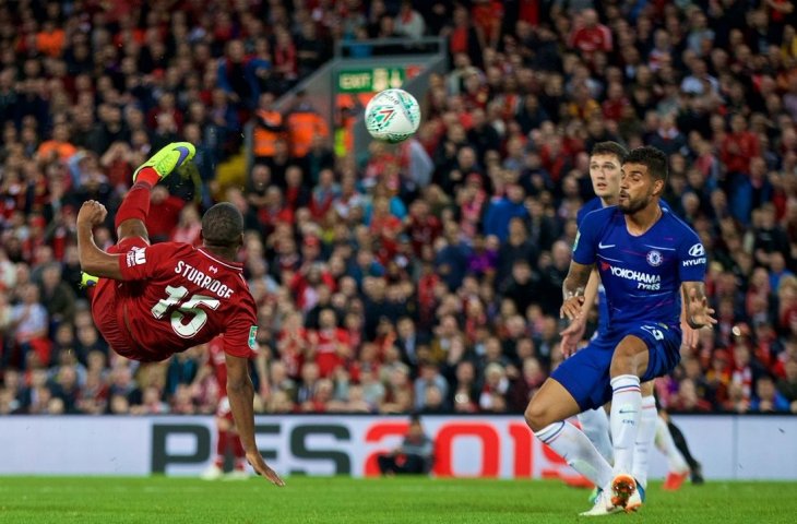 Penyerang Liverpool, Sadio Mane berdeul dengan bek Chelsea, Gary Cahill. (Twitter/@CFC).