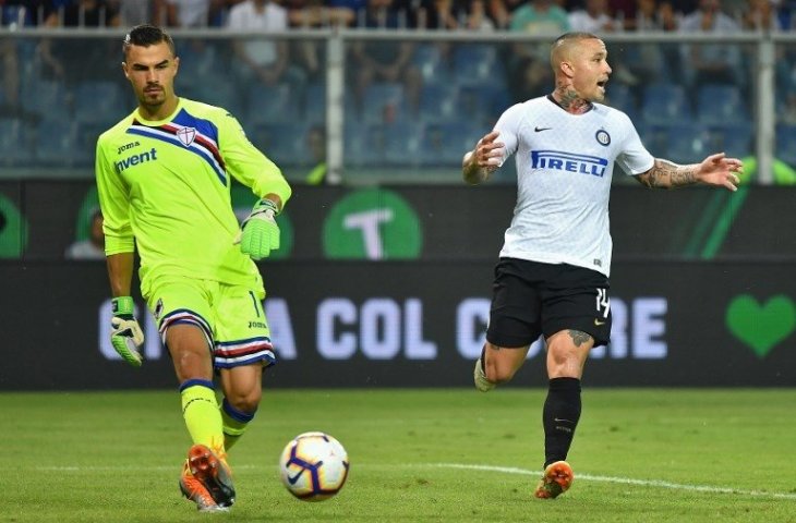 Reaksi gelandang Inter Milan, Radja Nainggolan (kanan) dan kiper Sampdoria, Emil Audero Mulyadi (kanan) saat pertemuannya di Serie A pada 22 September 2018 (Alberto Pizzoli/AFP)