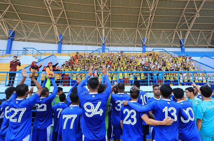 Anak-anak SD saat melakukan kampanye damai bersama pemain Persib Bandung (Sumber: Persib.co.id)