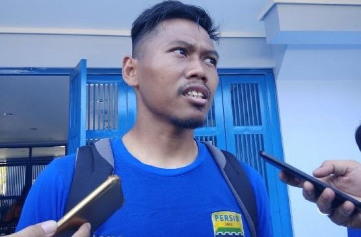 Bek Persib Bandung Toni Sucipto setelah menjalani latihan rutin di lapangan Arcamanik, Bandung, Jawa Barat, Jumat (28/9/2018). (Suara.com/Aminuddin)