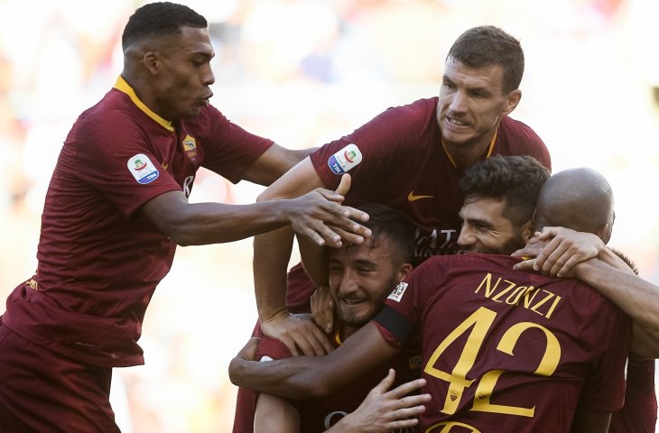 Pemain AS Roma, Federico Fazio (dua kanan) merayakan gol bersama pemain AS Roma Edin Dzeko (atas) ke gawang Lazio (AFP)