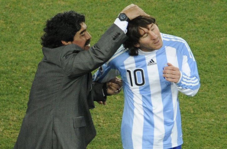 Pemain Timnas Argentina, Lionel Messi (kanan) bersama pelatih Argentina, Diego Maradona usai dikalahkan Meksiko di babak 16 besar Piala Dunia 2010 di Stadion Soccer City, Soweto, Johannesburg, Afrika Selatan. (AFP)