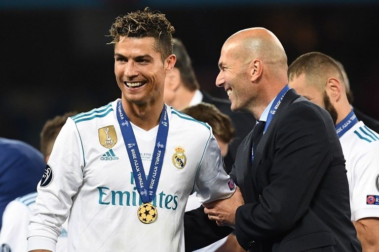 Cristiano Ronaldo dan Zinedine Zidane saat merayakan kemenangan Liga Champions pada 26 Mei 2018 (Franck Fife/AFP)