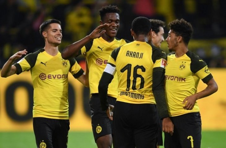 Para penggawa Borussia Dortmund merayakan gol  Manuel Akanji ke gawang Nurnberg pada 26 September 2018 (Patrik Stollarz/AFP)