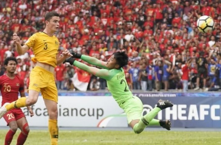 Kiper Timnas Indonesia U-16, Ernando Ari gagal memenangkan duel udara dengan pemain Australia, Daniel Walsh (AFC)