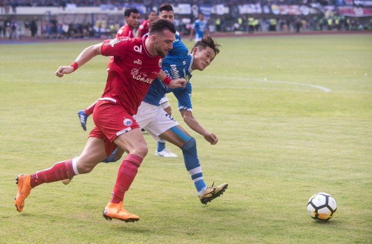 Pemain Persib Bandung Oh In-kyun (kanan) berebut bola dengan pemain Persija Jakarta Marko Simic (kiri) pada pertandingan lanjutan Go-Jek Liga 1 2018 di Stadion Gelora Bandung Lautan Api, Bandung, Jawa Barat, Minggu (23/9). Persib Bandung berhasil mengalahkan Persija Jakarta dengan skor akhir 3-2. ANTARA FOTO/Novrian Arbi)